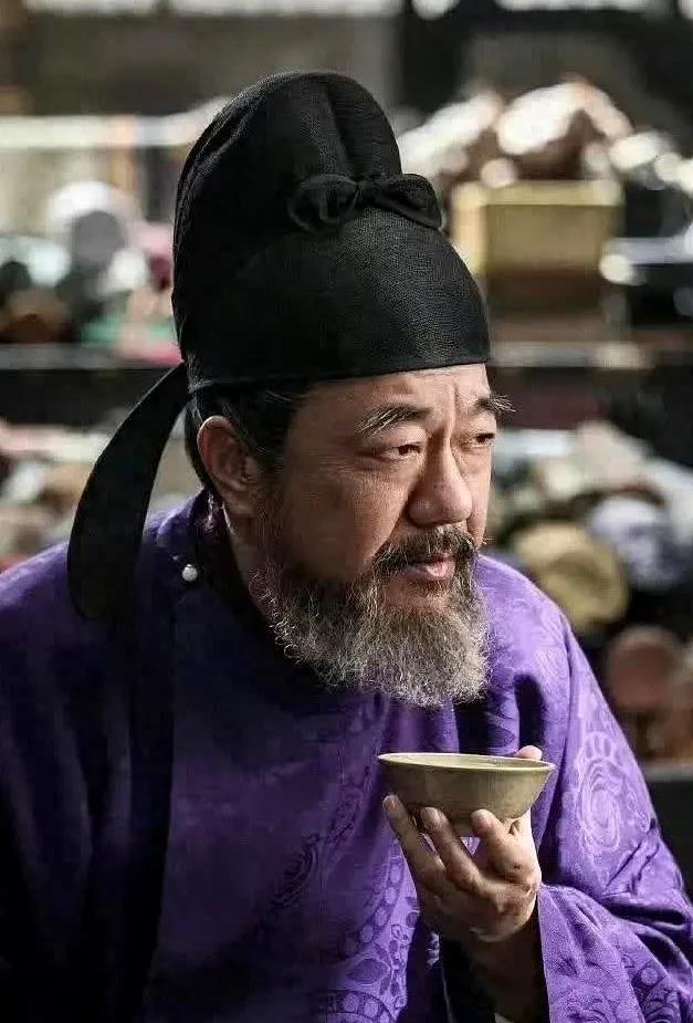 “乱世不倒翁”冯道为什么能侍奉十位皇帝且都受重用？

因为他代表的是文官集团，武