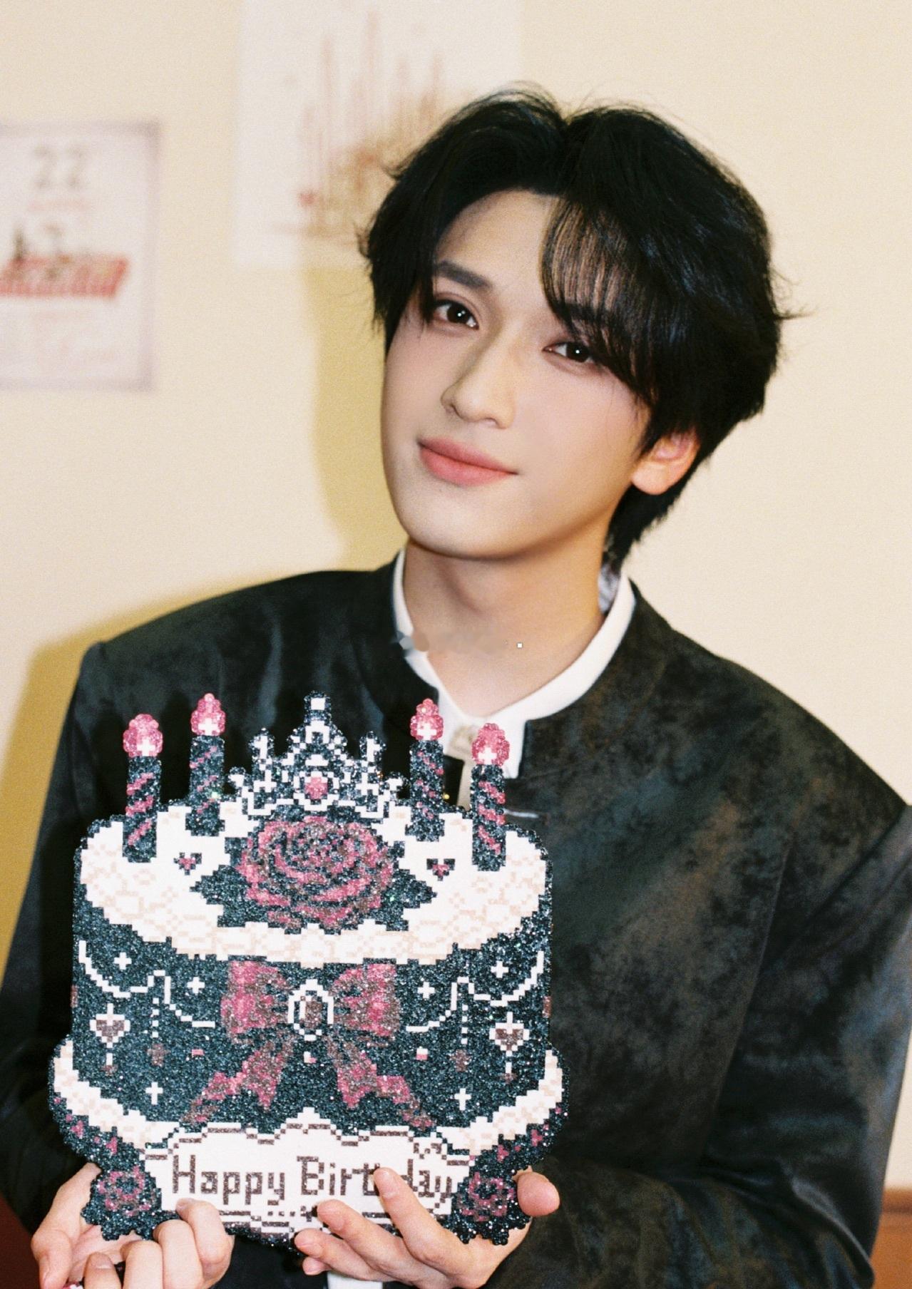 严浩翔拼豆生日蛋糕 拼豆生日蛋糕吗？那很有创意了～我也要去拼个同款祝浩翔生日快乐