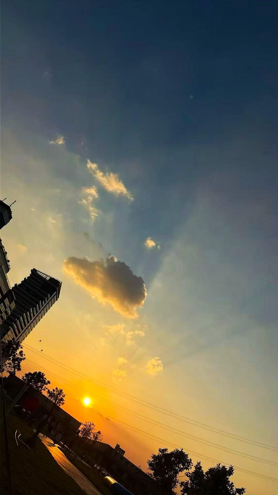 落日余晖真的好美，美得让人沉醉其中，好风景无处不在，缺的只是会欣赏风景的人。
