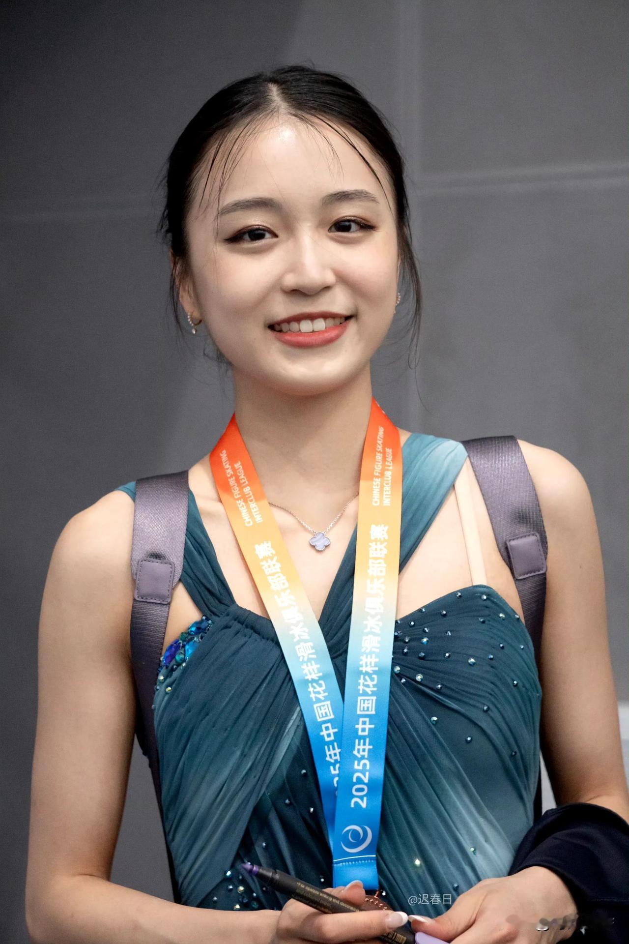 她是出生于美国的湖北籍姑娘。中国花滑运动员。00后的她，青春靓丽，风华正茂。一个