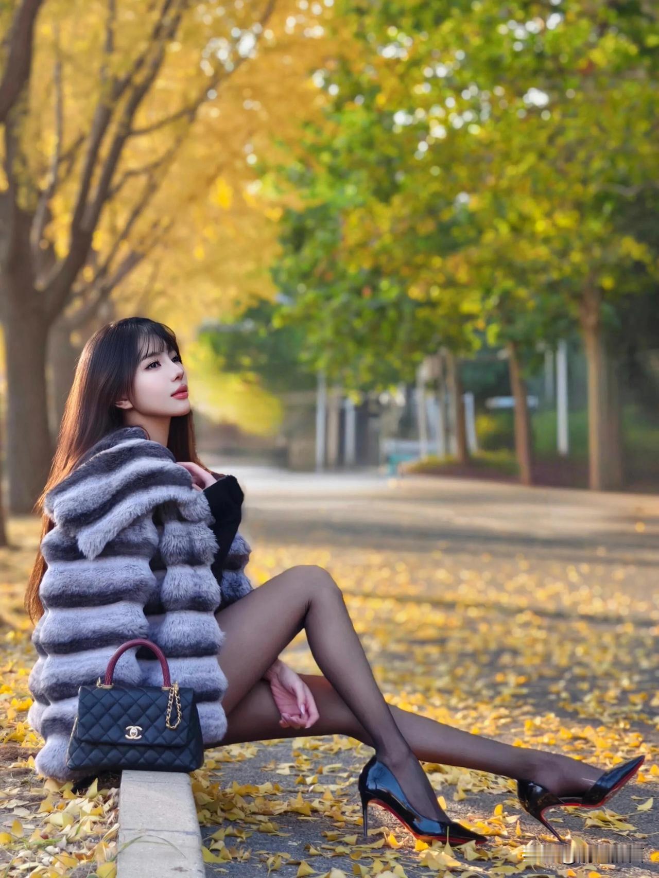 深秋的毛衣，温暖又时髦#美女配秋景# #秋天的美女佳人# #美女加秋韵# #跟着
