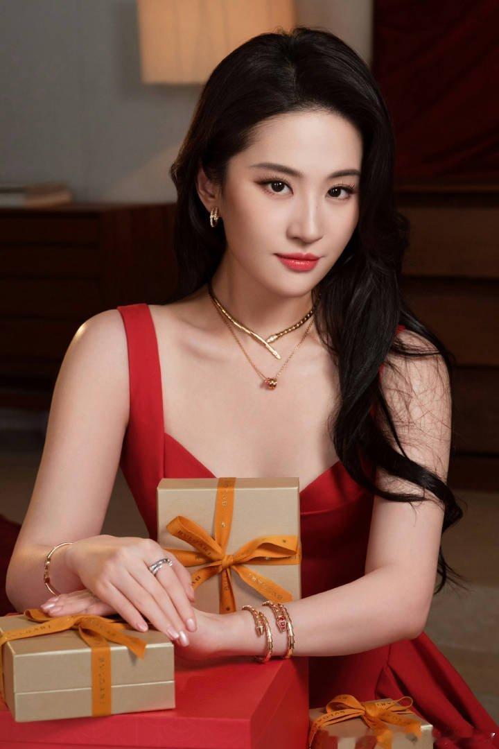 刘亦菲宝格丽新春大片 红裙珠宝好相配 
