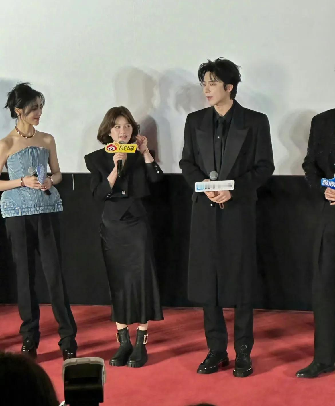 女明星的胜负欲有多强？赵露思旁边的女演员，恨不得踩高跷登台了。身高直追189的刘