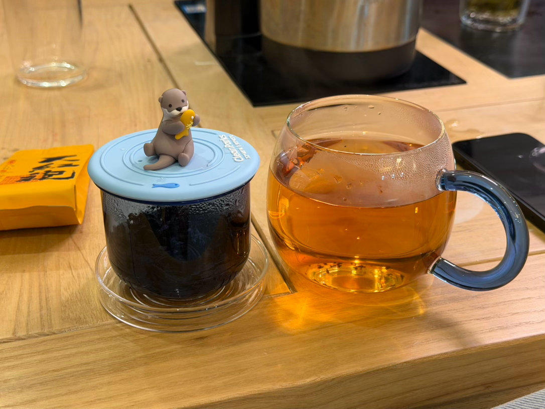 周一早上主要工作，跟阿雷喝茶。 