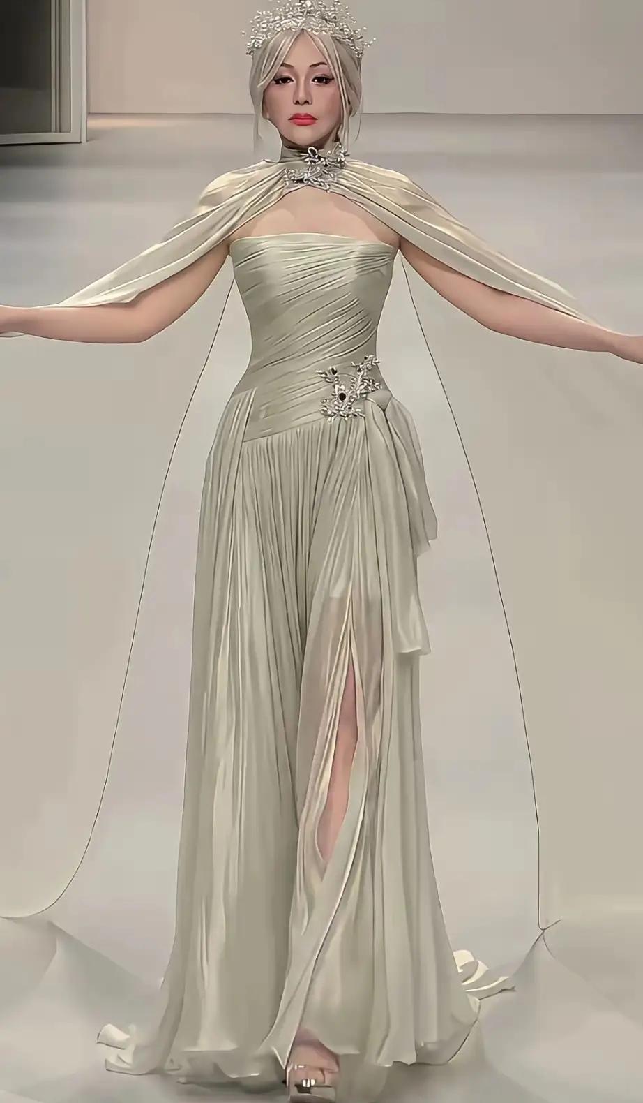 王琳和贾静雯，
两个50+，谁更美！
王琳长得不丑，如果打扮的得体一些，优雅的老