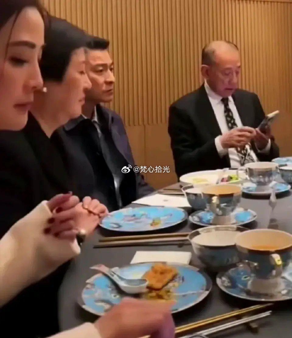 刘德华和阿娇吃饭，为什么要金银两双筷子？这应该是香港人那边的讲究吧？ ​​​