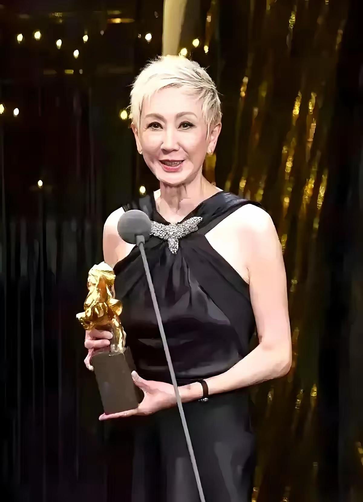 香港影坛有个女人，叫施南生。她陪了徐克36年，帮他扛起一个电影帝国，两人约定终身