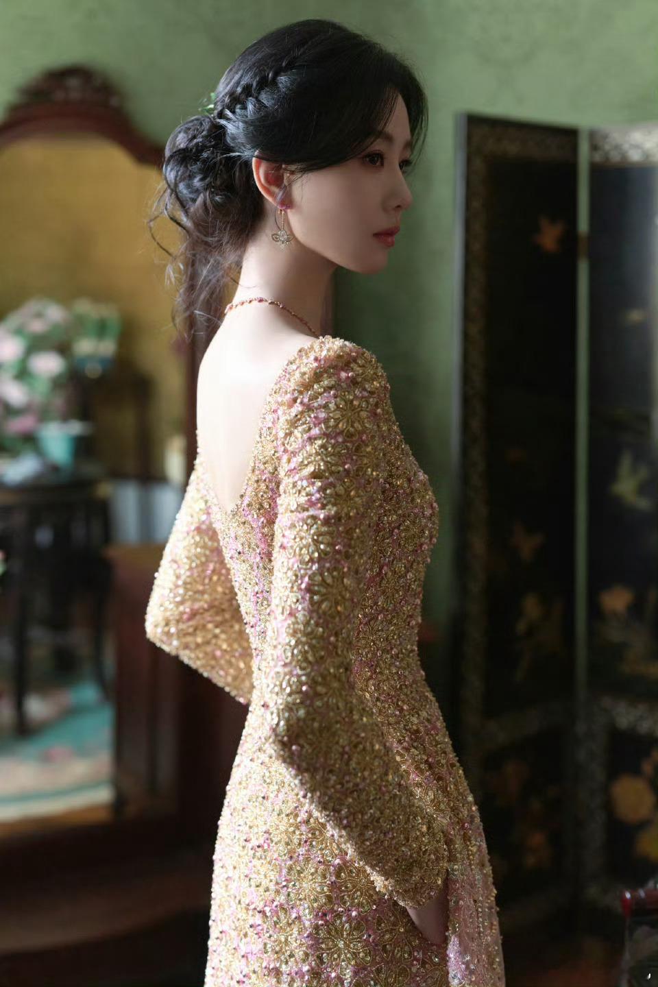 刘诗诗✖️Georges Hobeika 2025春夏高定，盘发造型好温柔啊🙌