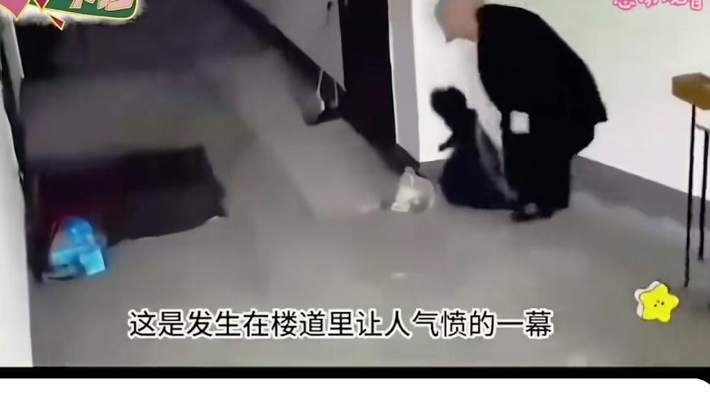 特殊的专业拾荒大妈。
       这位大妈和别的拾荒者不同，她穿戴讲究，从上到