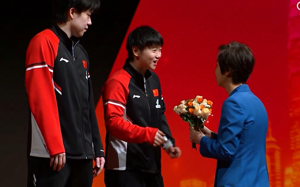 张怡宁为孙颖莎王楚钦颁奖 WTT总决赛混双决赛颁奖礼，“大魔王”张怡宁为孙颖莎/