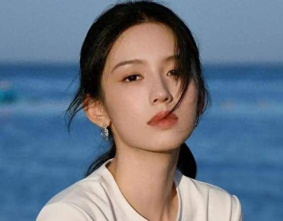 周也夏日沙滩写真释出 自然松弛状态获网友好评