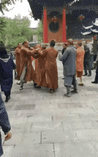 禅师问弟子：你觉得是一粒金子好，还是一堆烂泥好呢？
弟子答：当然是金子啊！
禅师