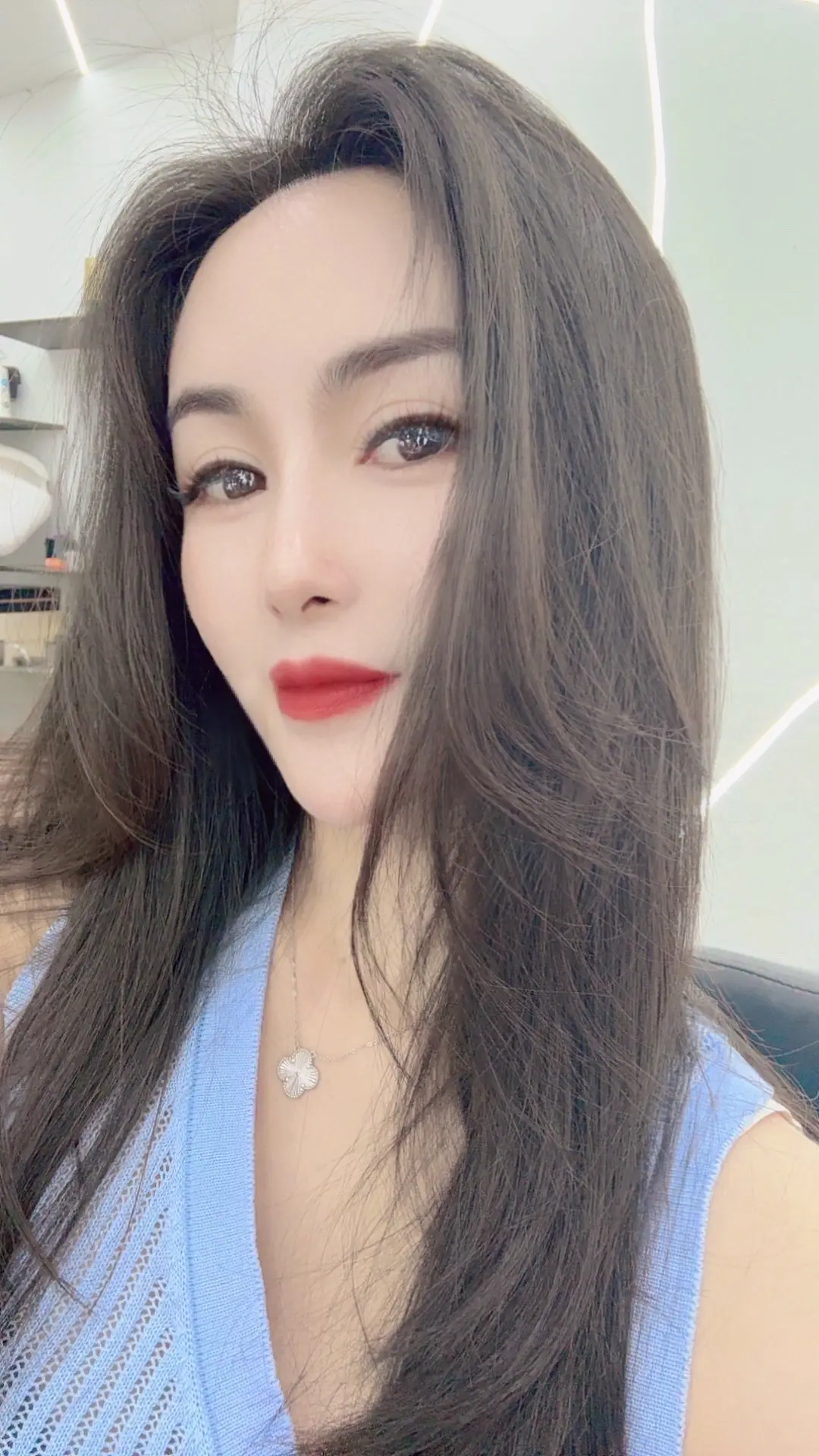 “经历多了生活就会告诉你，上了年纪的快乐都是需要金钱的维持。”