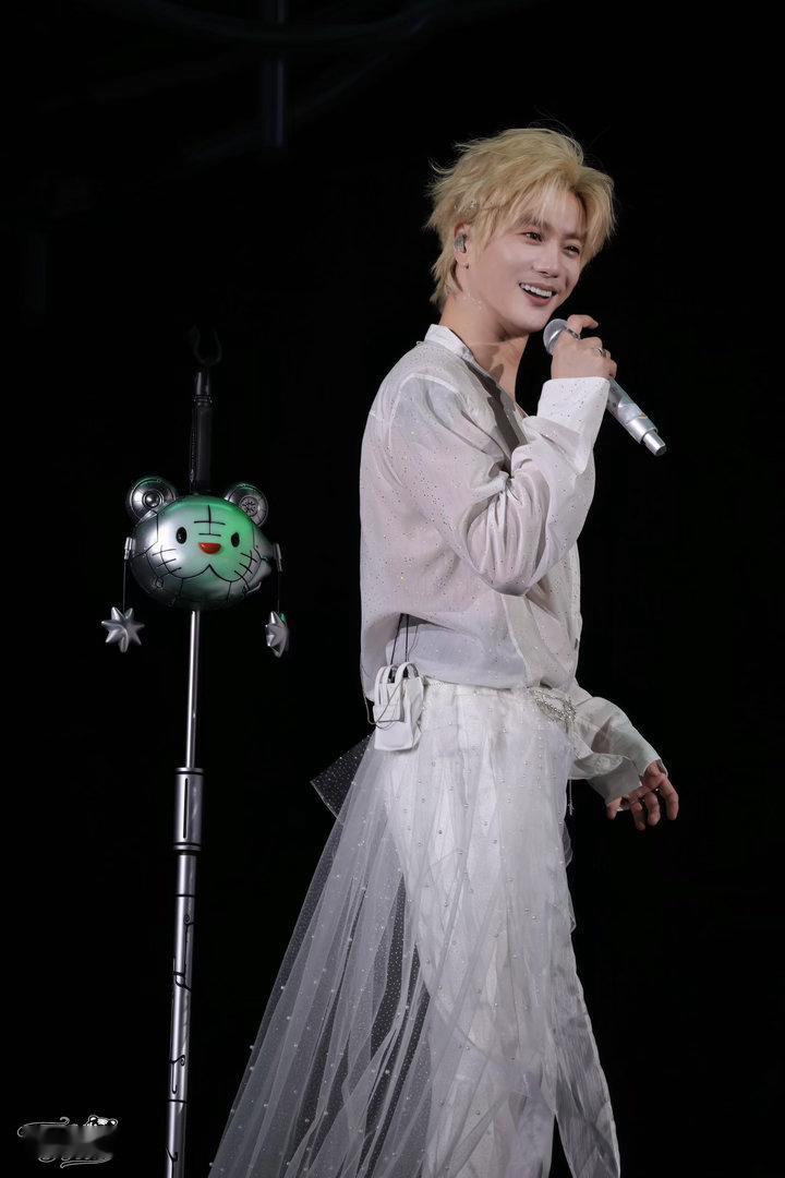 陆虎演唱会唱不完美小孩在陆虎演唱会被宠成小朋友天津前奏一响，头皮发麻；副歌一出，