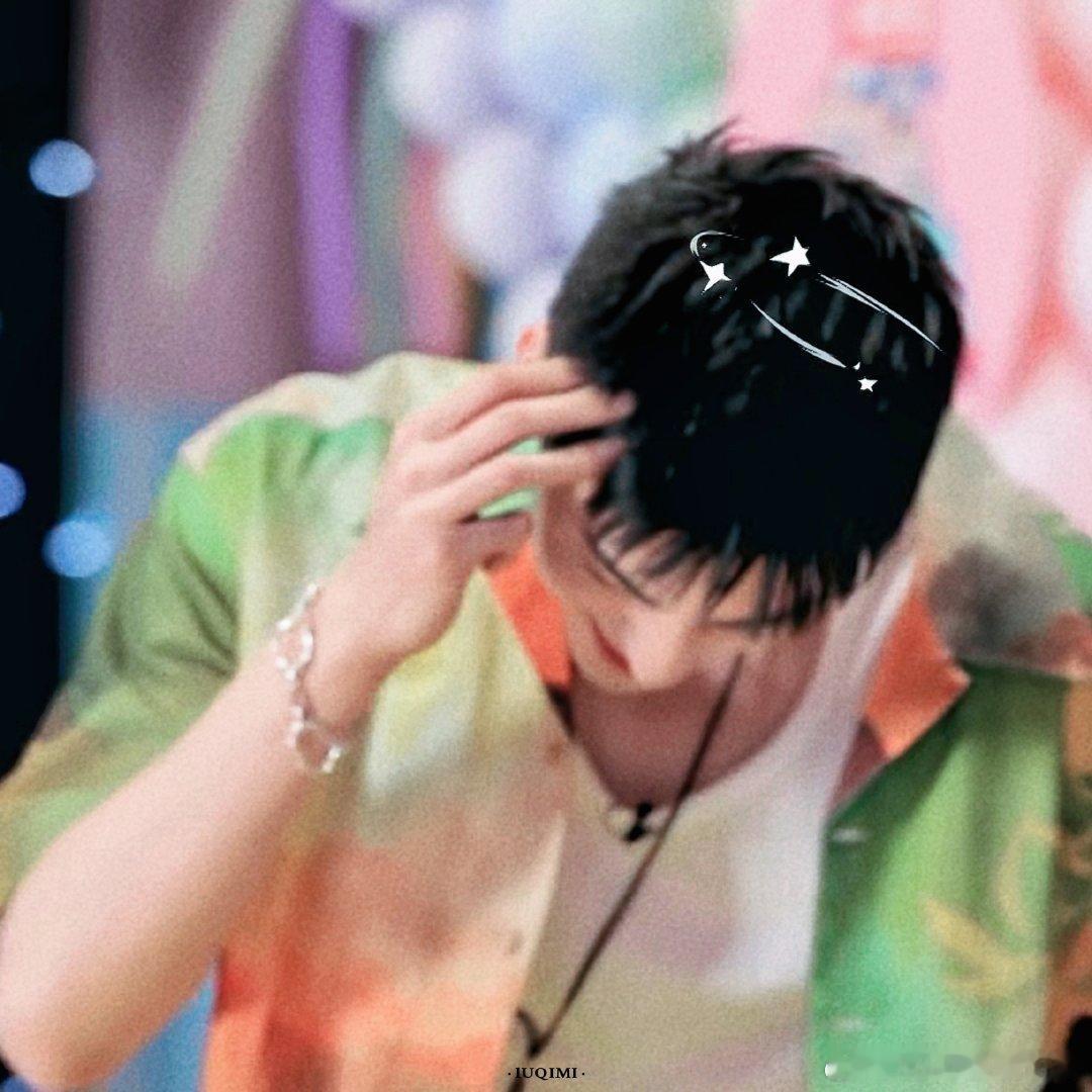 画梦录阵容官宣林柏叡民国破碎感 一身长衫伫立风雨中，林柏叡眼神里全是故事。那种破