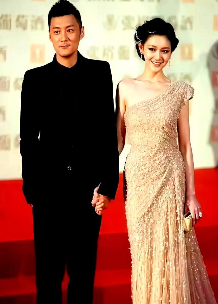 闪光灯一炸，黑色薄纱透出蕾丝胸贴——大S跪在灵堂折莲花，全网骂她穿情趣内衣砸场子