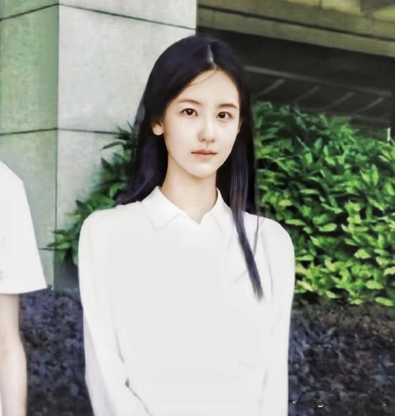 看到陈都灵在河南春晚扎着学生头，穿着一身蓝色衣服的样子，真的有种梦回《左耳》时期