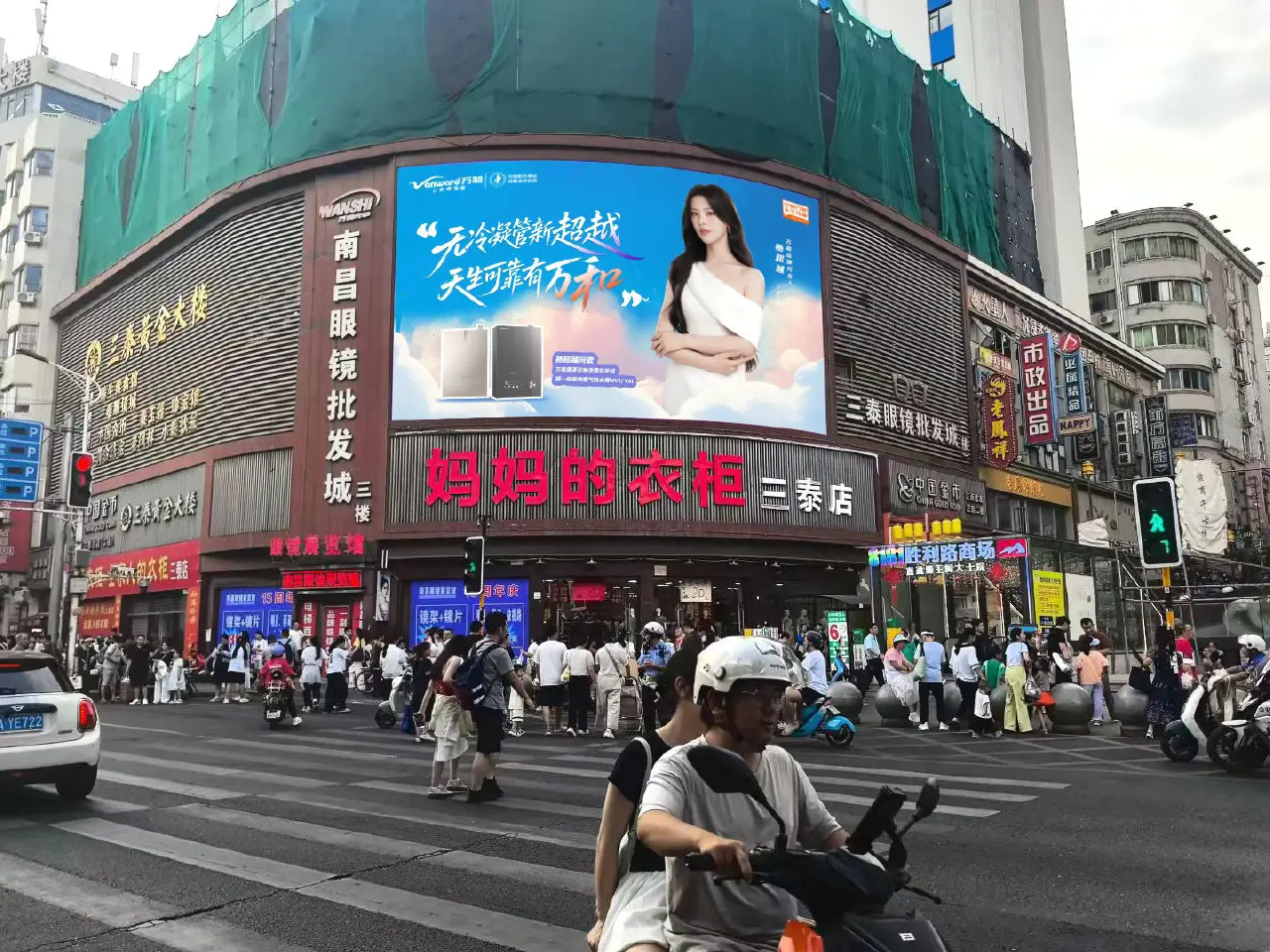 这个万和刚官宣杨超越就安排上了大屏了，南昌、石家庄、保定先上了持续半个...