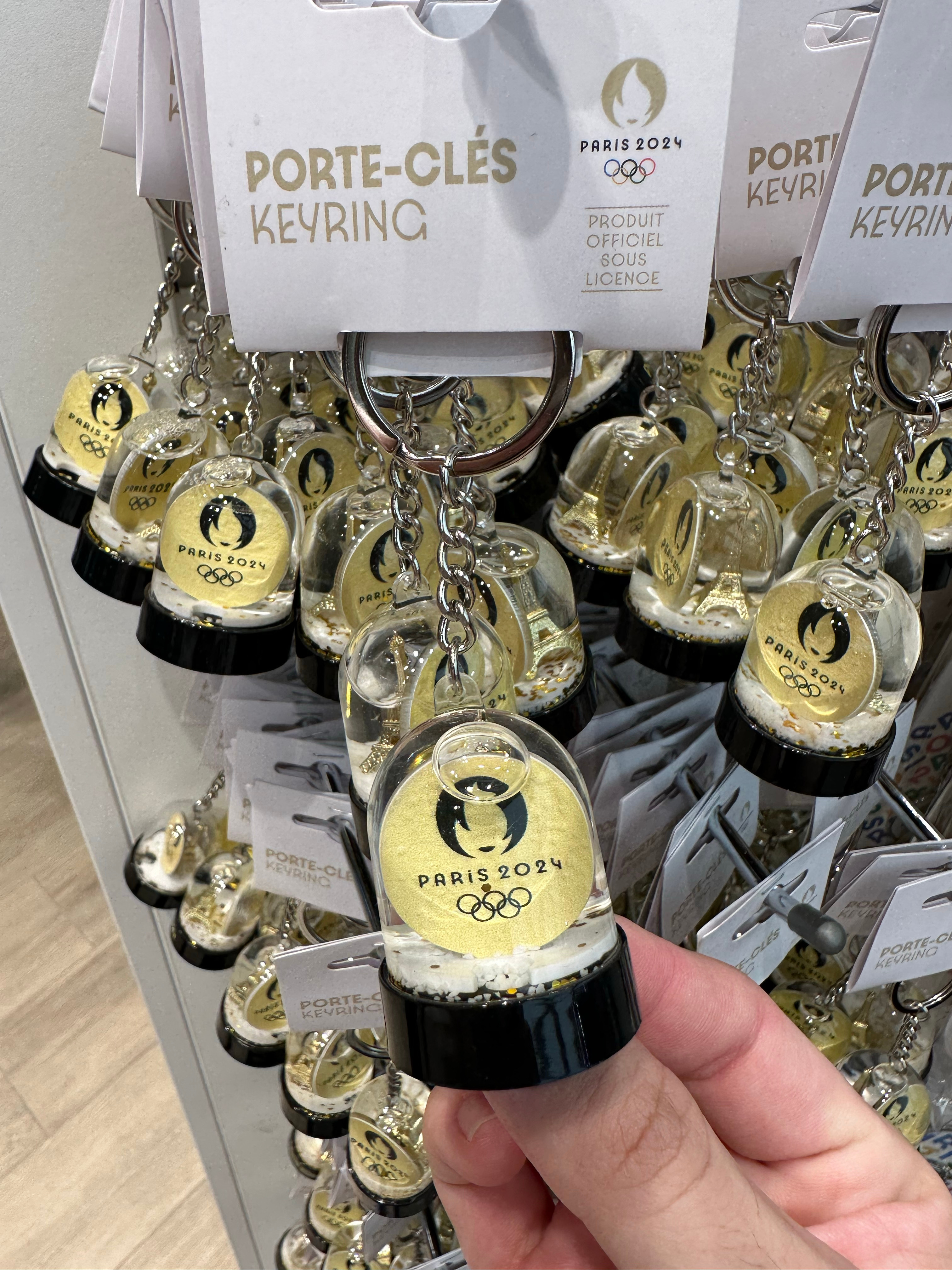 坐落于罗兰加洛斯的纪念品商店购物体验还是蛮不错的，店大人少。这届纪念品大家说能打