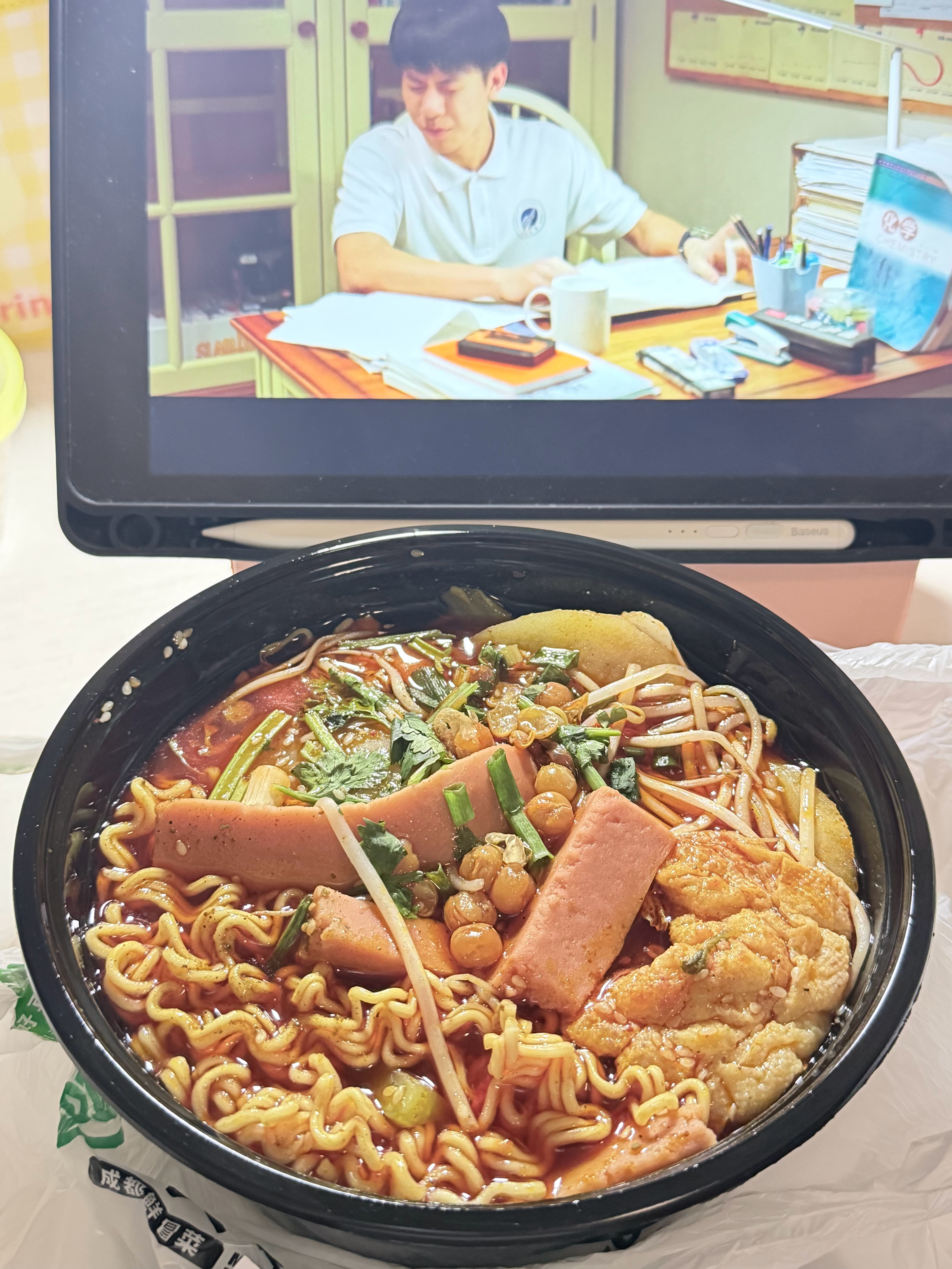 尊重夜晚才会点夜宵。 