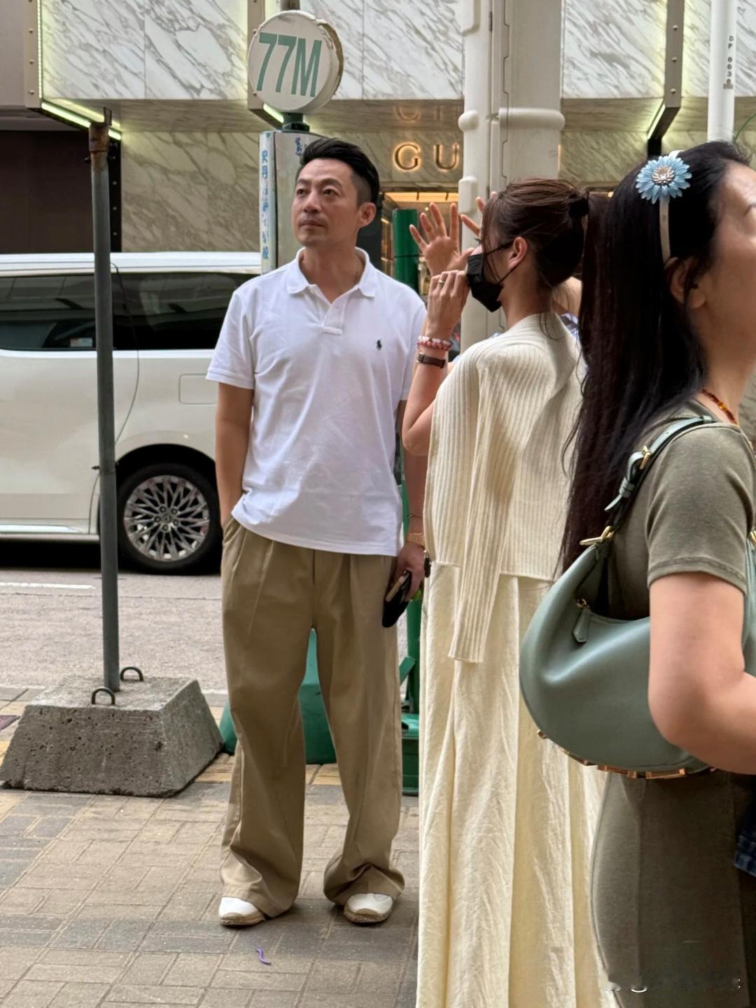 汪小菲和老婆马筱梅现身香港为新店选址，他的穿着也太一言难尽了，裤子好长，裤脚直接