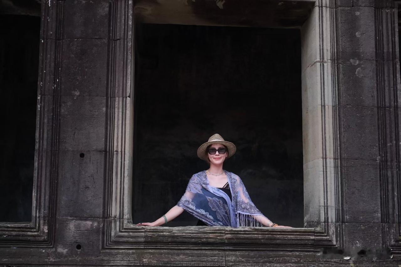 窗外，月色溶溶，风也温柔，心事被悄悄吹皱。