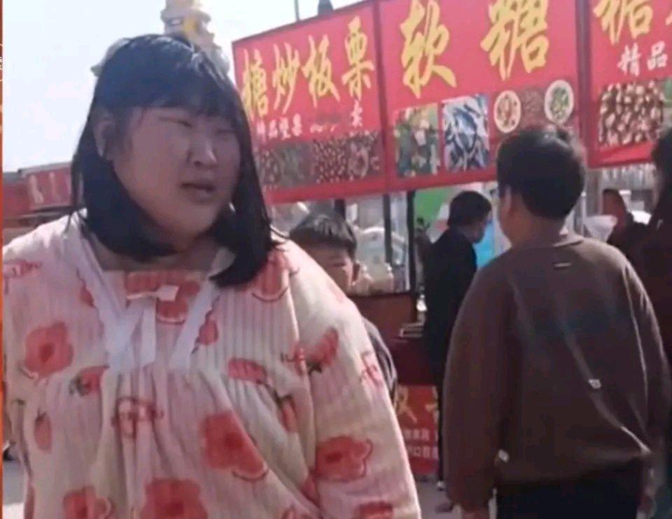 大衣哥家真是喜事不断！11月12日他证实女儿朱雪梅订婚。女婿家境曝光，是个二十五