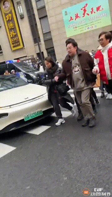 谭咏麟怎么变成这个样子了？

谭咏麟参加活动，被人群环绕，腹部明显发胖，步伐倒是