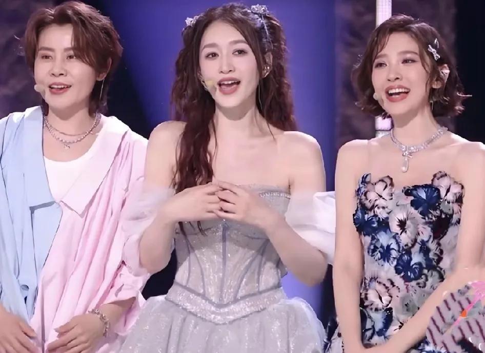 我们误会李小冉这全糖组了吧。
我看了她们训练室的排练，《心愿便利贴》有改编过唱法