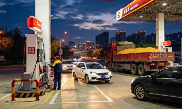车主懵了！国际油价明明跌过，国内油价为啥不降反搁浅？真相在这