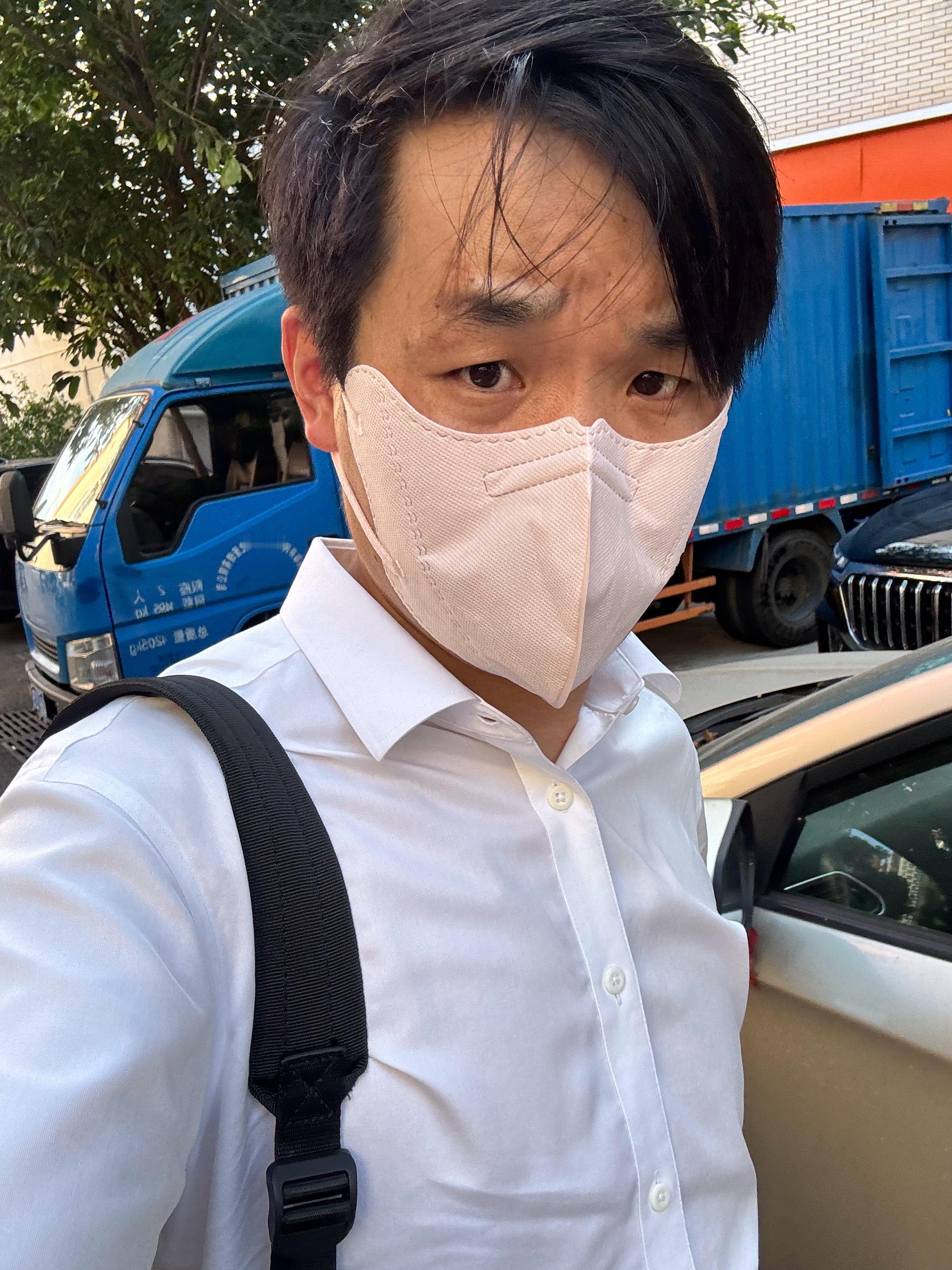 每次头发抹上发泥和发胶，真的巨难受，头有点眩晕，整个帅气发型都整不了，是不是要查