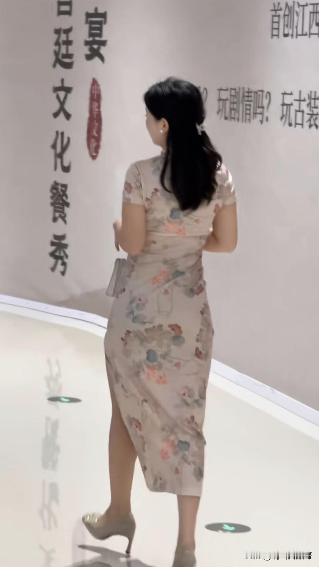 旗袍一旦玩起了性感路线，其他的都得靠边站