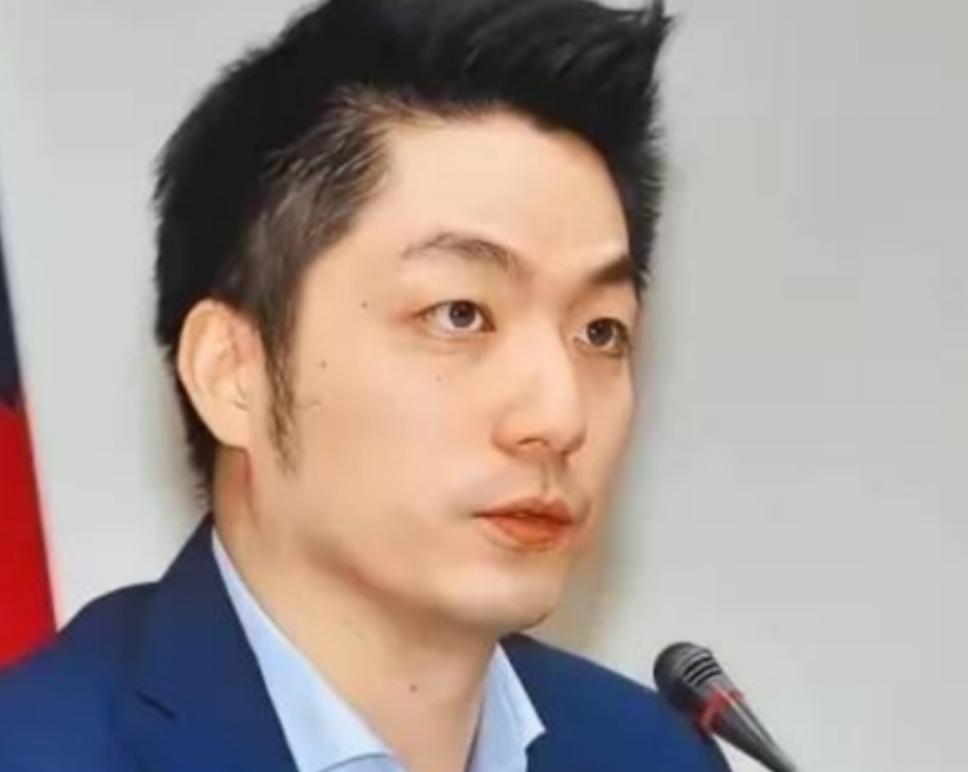 台北市市长蒋万安曾宣称，如果大陆继续在台海进行军机绕台和军演的话，他就要对双城论