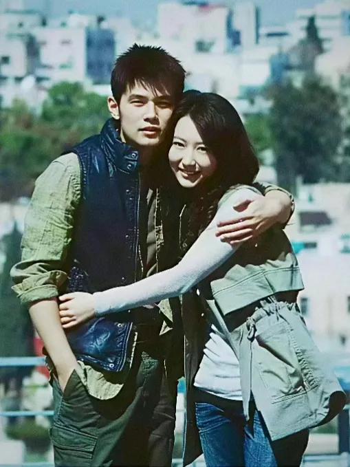 周杰伦和白冰拍《逆战》时合影。看到俩人的合影让我想起很多过去，我那一去不复返的青