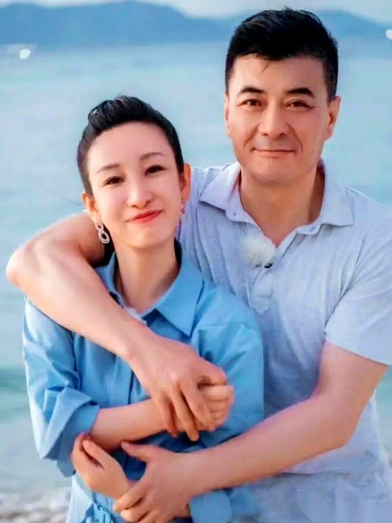 很多人都说，秦海璐驭夫有道，把西北汉子王新军拿捏得死死的。
但没人知道，这段婚姻
