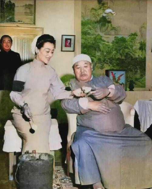 1956年，逃到美国后的马鸿逵在私人公寓内，挺着腐败的大肚子，享受着小姨太给他做