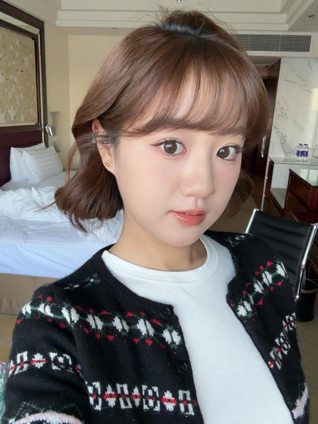 来喽现在各家车企的媒体证做的越来越精美了小鹏X9增程的这个媒体证绳子可以拧开，里