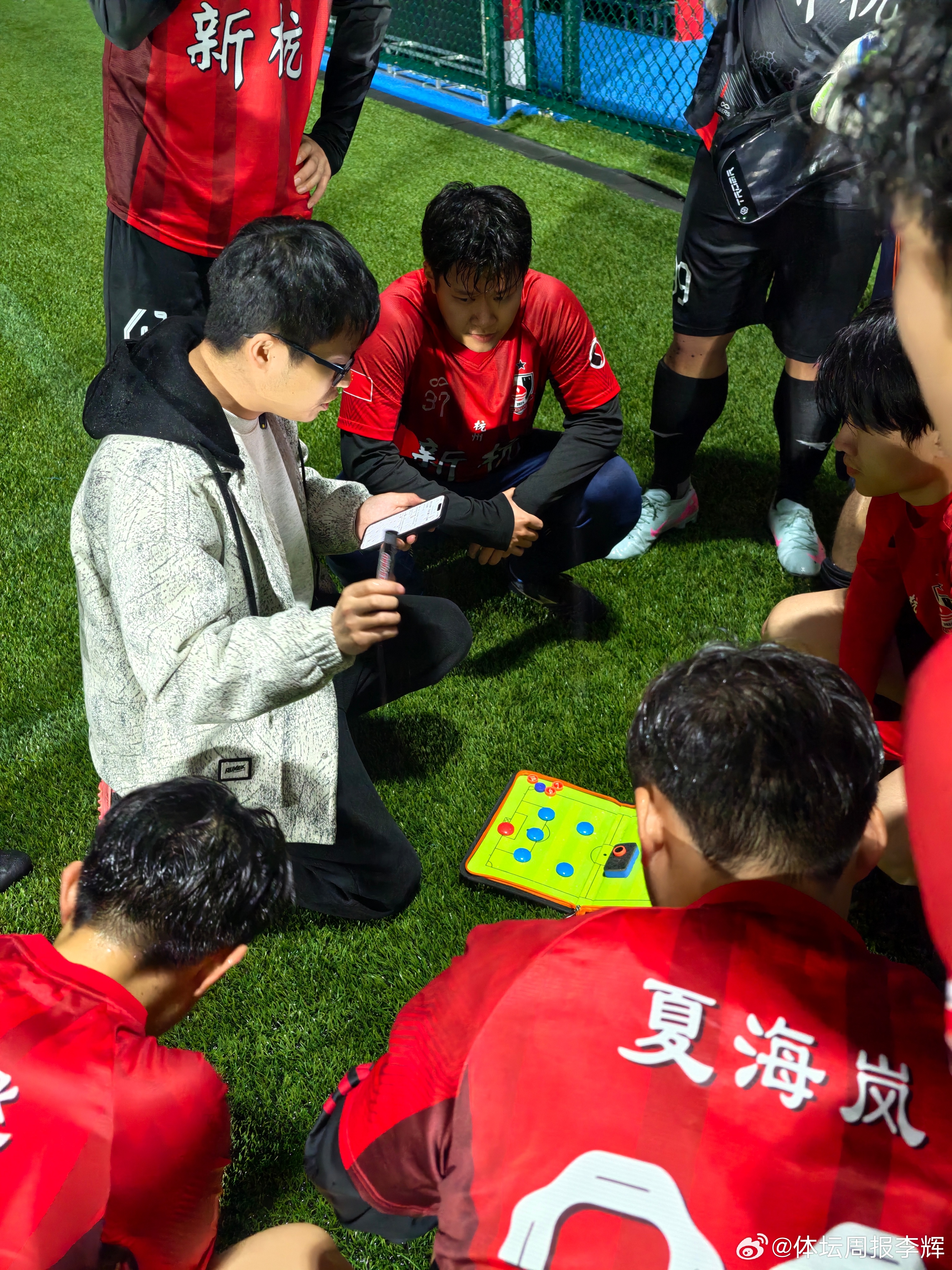 膝盖半月板受伤未愈，第一次正儿八经当全职教练，在场边嗓子都喊哑了，体会到了某位李