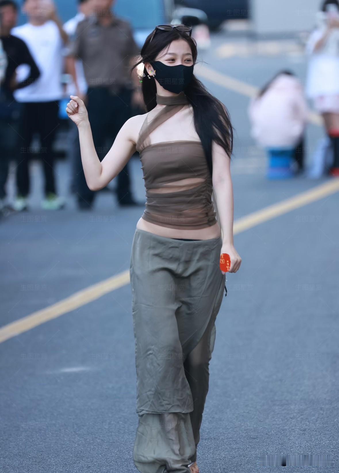 虞书欣裤子腰太低了吧