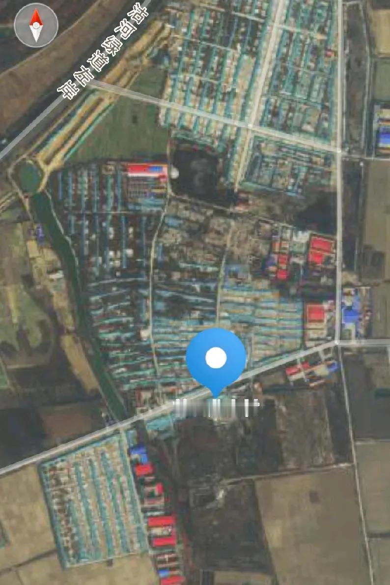 前石龙屯位于青岛胶州市李哥庄镇西南部，距镇驻地6.5公里。东临热电厂，西靠大沽河
