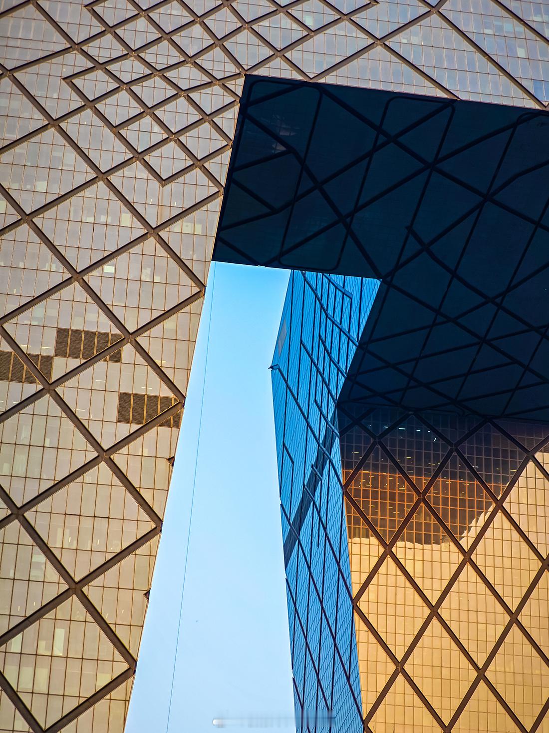 北京地标性建筑大裤衩拍摄攻略📷广角拍摄：确保大裤衩及周边建筑都能入镜。低角度仰