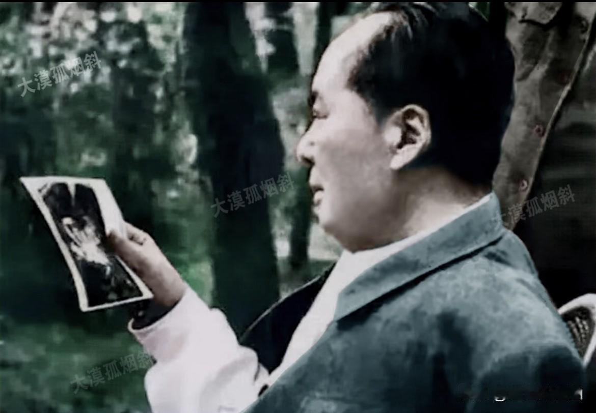 下面图片是毛主席的一张经典历史照片，照片中他正手持照片神情肃穆的端详自己在朝鲜战