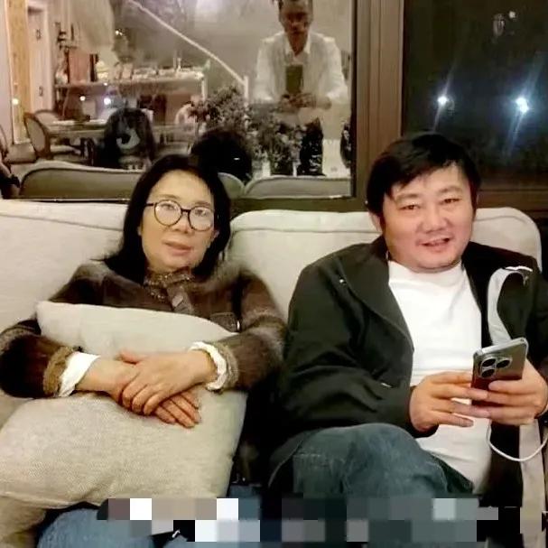 你可以说张雪的母亲何琼狠心，自私
抛下10岁的张雪和妹妹一走了之
但是有一点你不