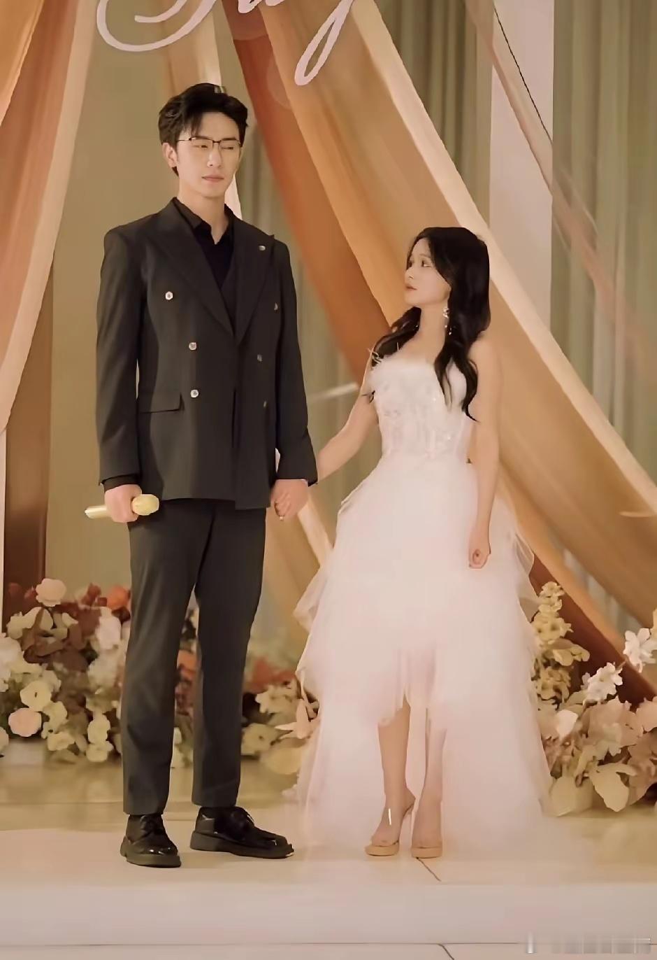 短剧导演咋想的？让一米五几的女主搭一米九几的霸总……男主这个姿势是认真的吗？看得