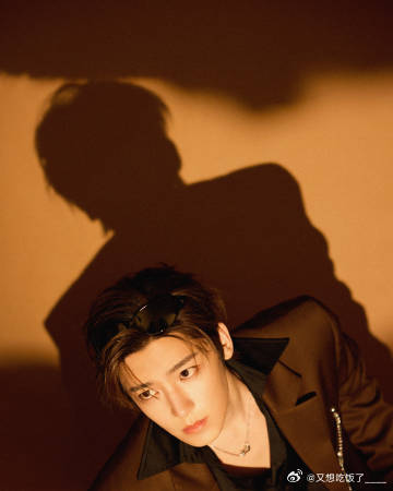 侯明昊 侯明昊的帅就像一杯香醇的咖啡，越品越有味道。他的眼神深邃而迷人，仿佛藏着