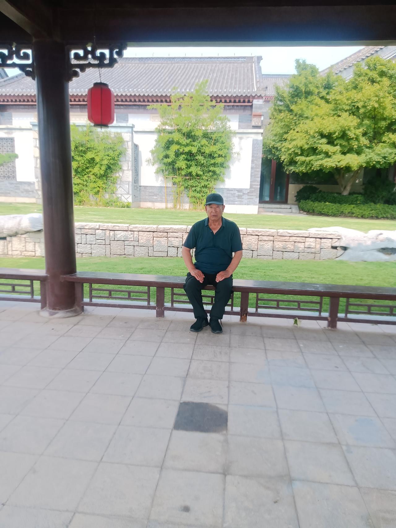 人生回望
藏头诗
文/李兴伟
人于尘世植相思，
生若一回漫远途。
回望往昔人生境