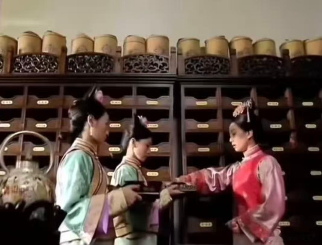 桐华这么多年还是喜欢茶水间 茶水间虽小，却能听见各方消息，女主在这里学会察言观色