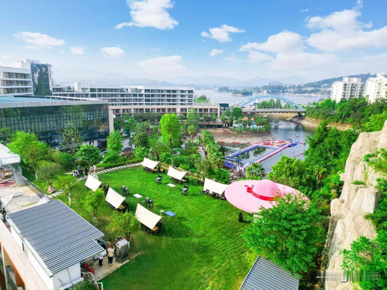🌊 3000㎡童话王国，解锁夏日遛娃天花板！
千岛湖明豪国际度假酒店，用300
