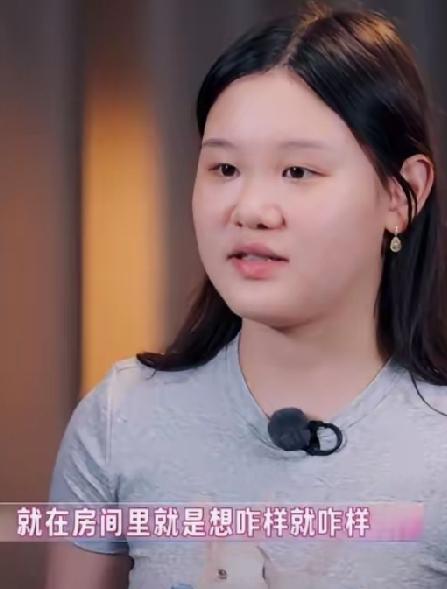 “宝贝，你的吊牌没剪。”
张家齐：“我的吊牌一直都是这样，就是这样吊着的，想咋样