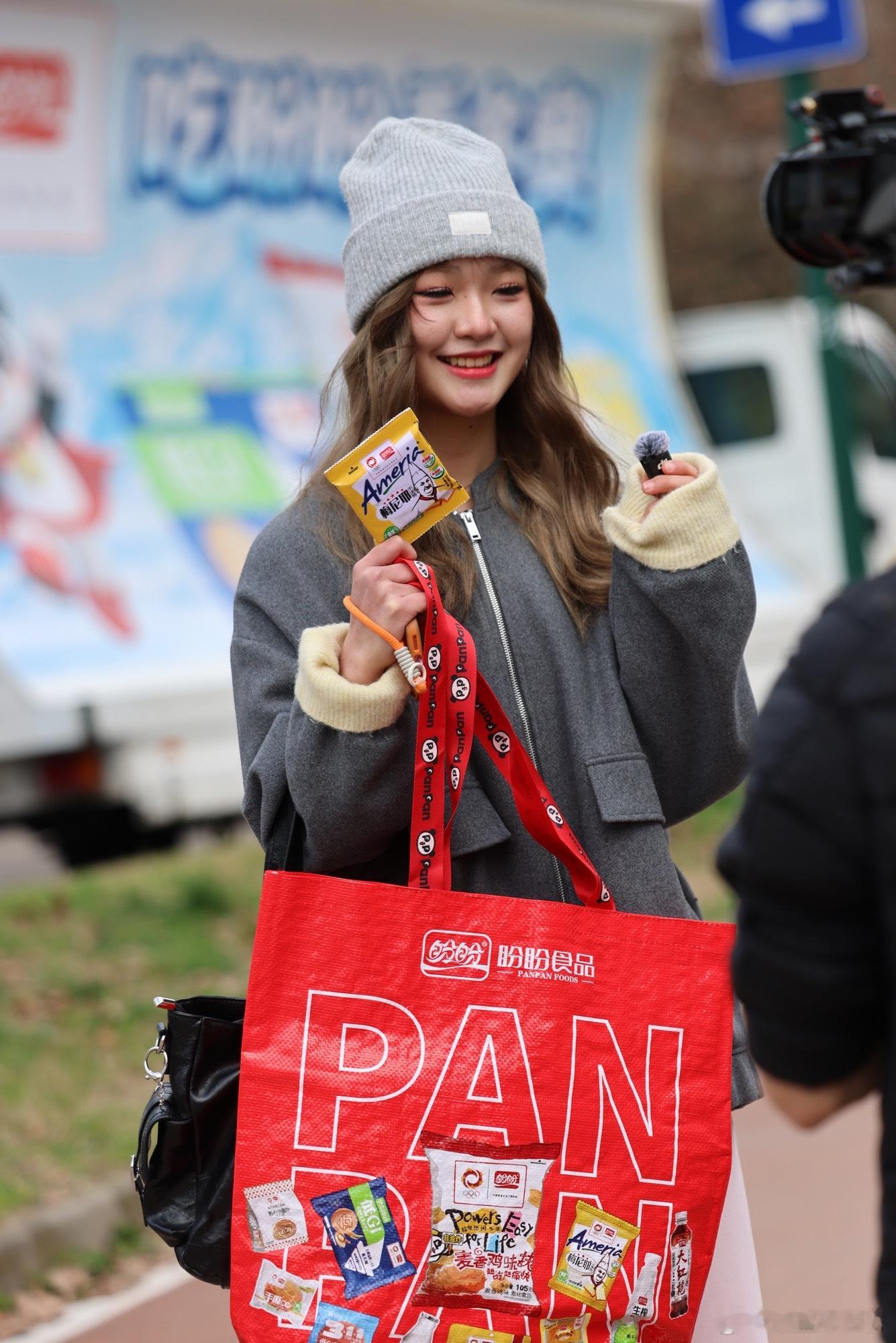 从“零食”转变为“中国体育精神的陪伴者与记录者”，建立深厚的情感资产。盼盼在手冠